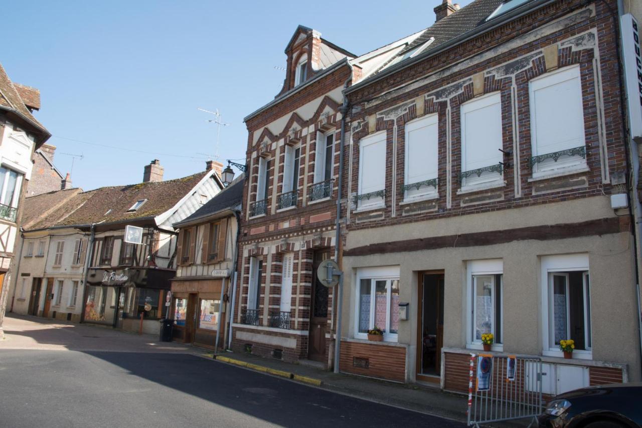 Damville Centre Exteriör bild